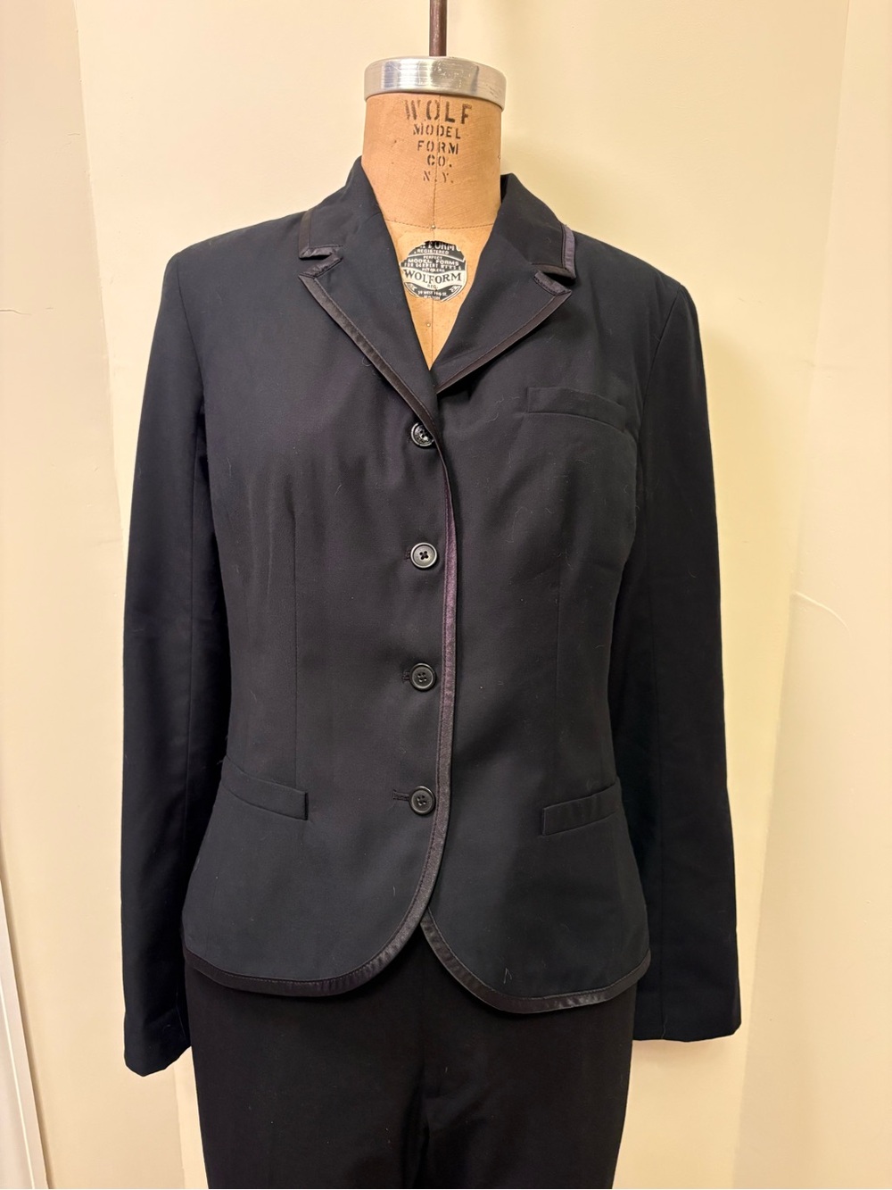Isaac Mizrahi Black Tailored Blazer with Subtle Trim